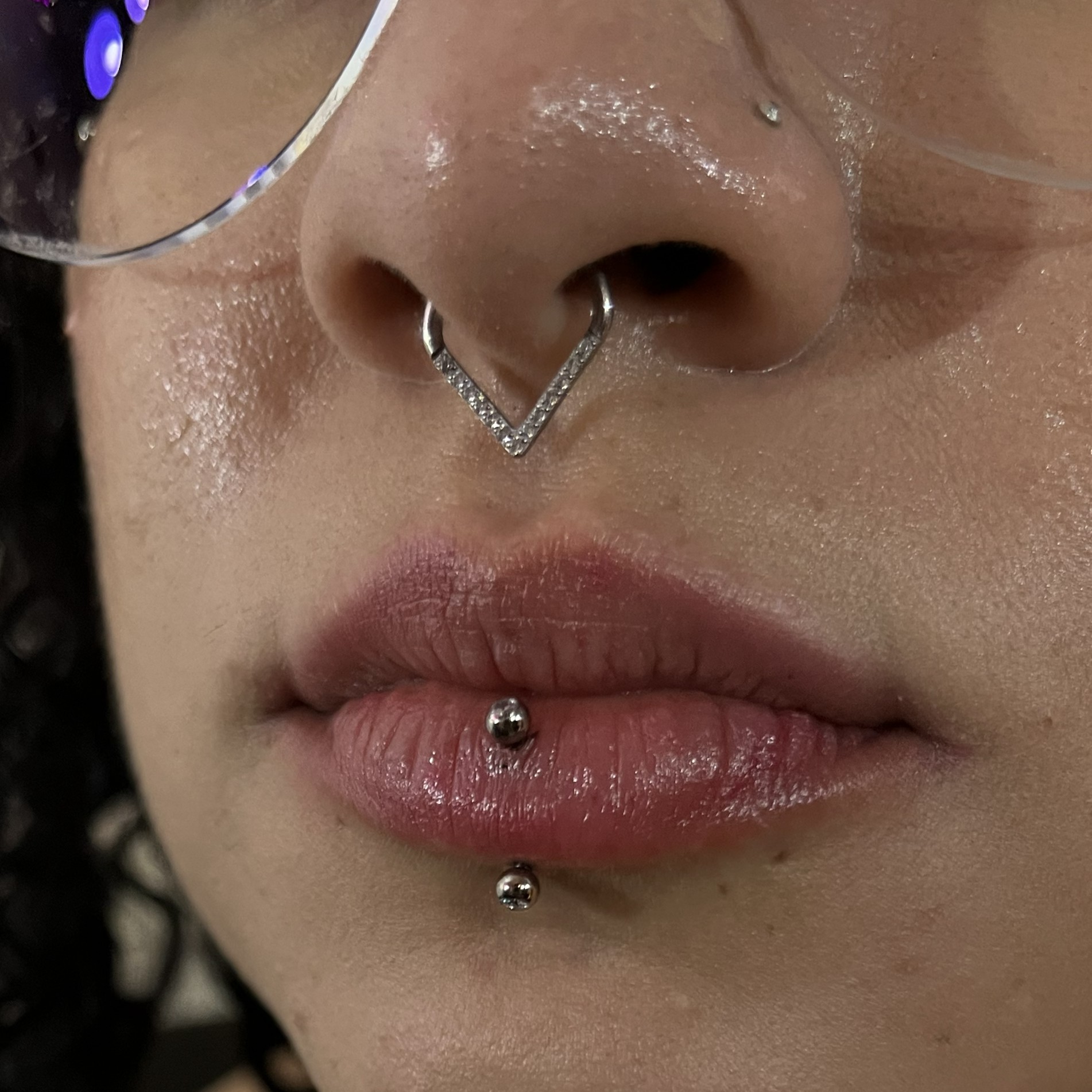 Perfurações no trágus e na boca com joias em titânio