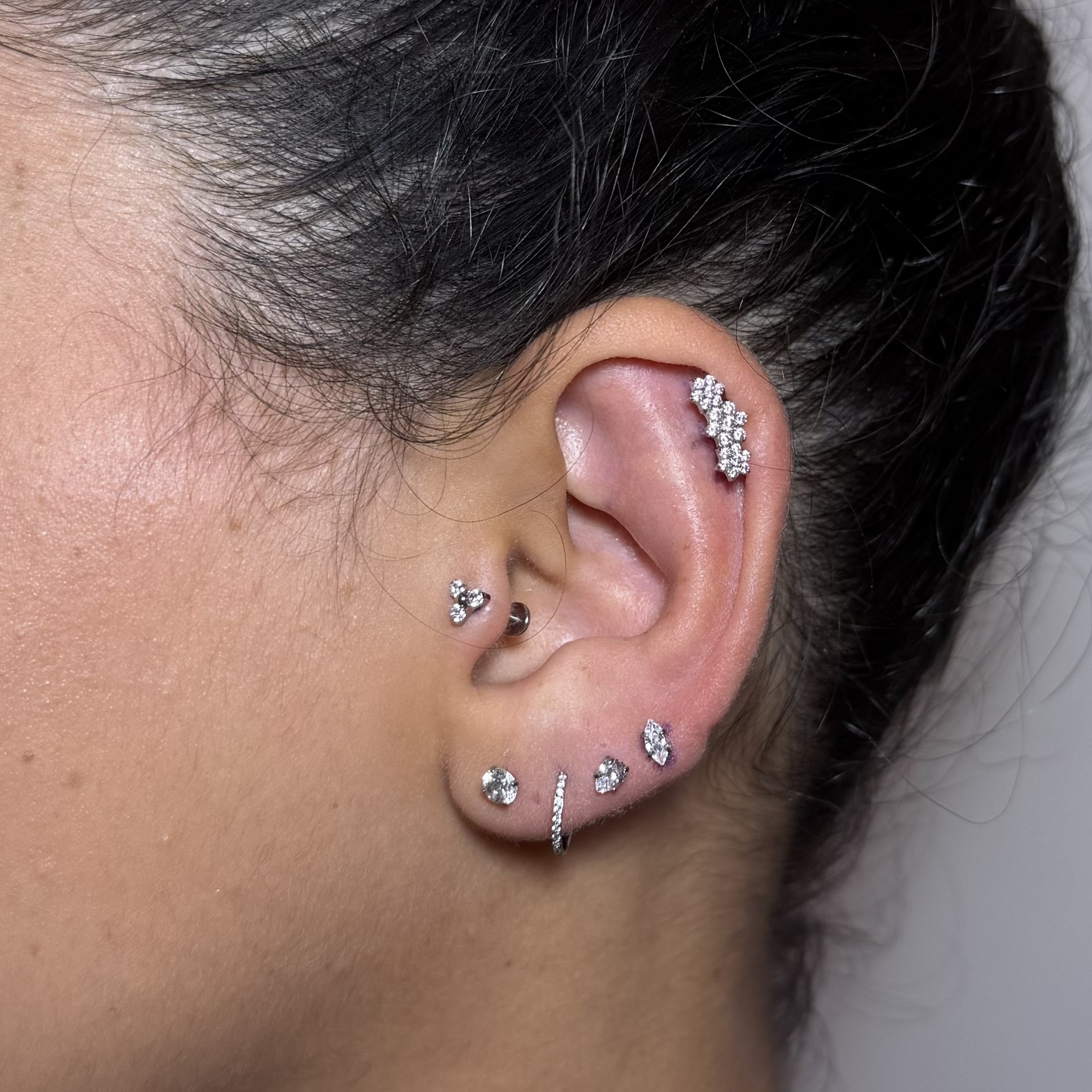 Perfurações auriculares com joias de cristal